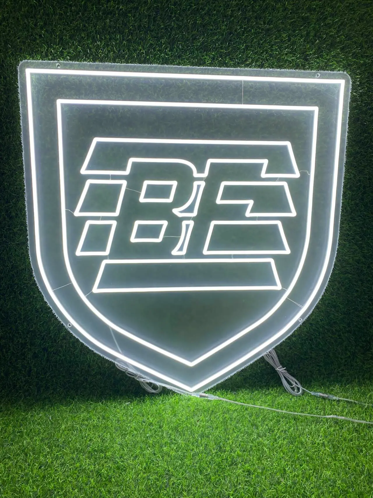 neon-logo-be-blanc-enseigne-personnalisee-france-neon-design